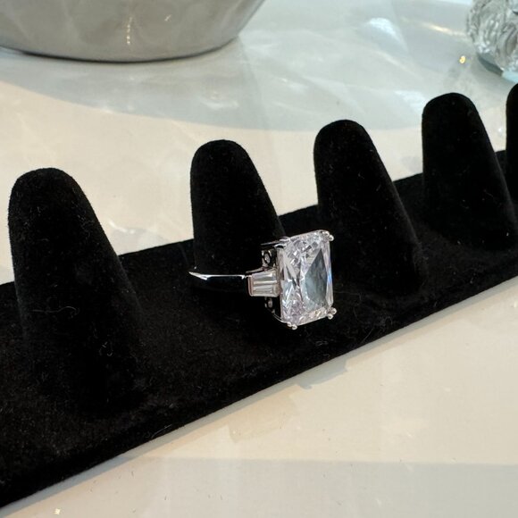 💥RING FOR WOMEN💥✨PERFECT CONDITION✨ ⁉️ MAKE AN OFFER ⁉️ - Picture 4 of 4